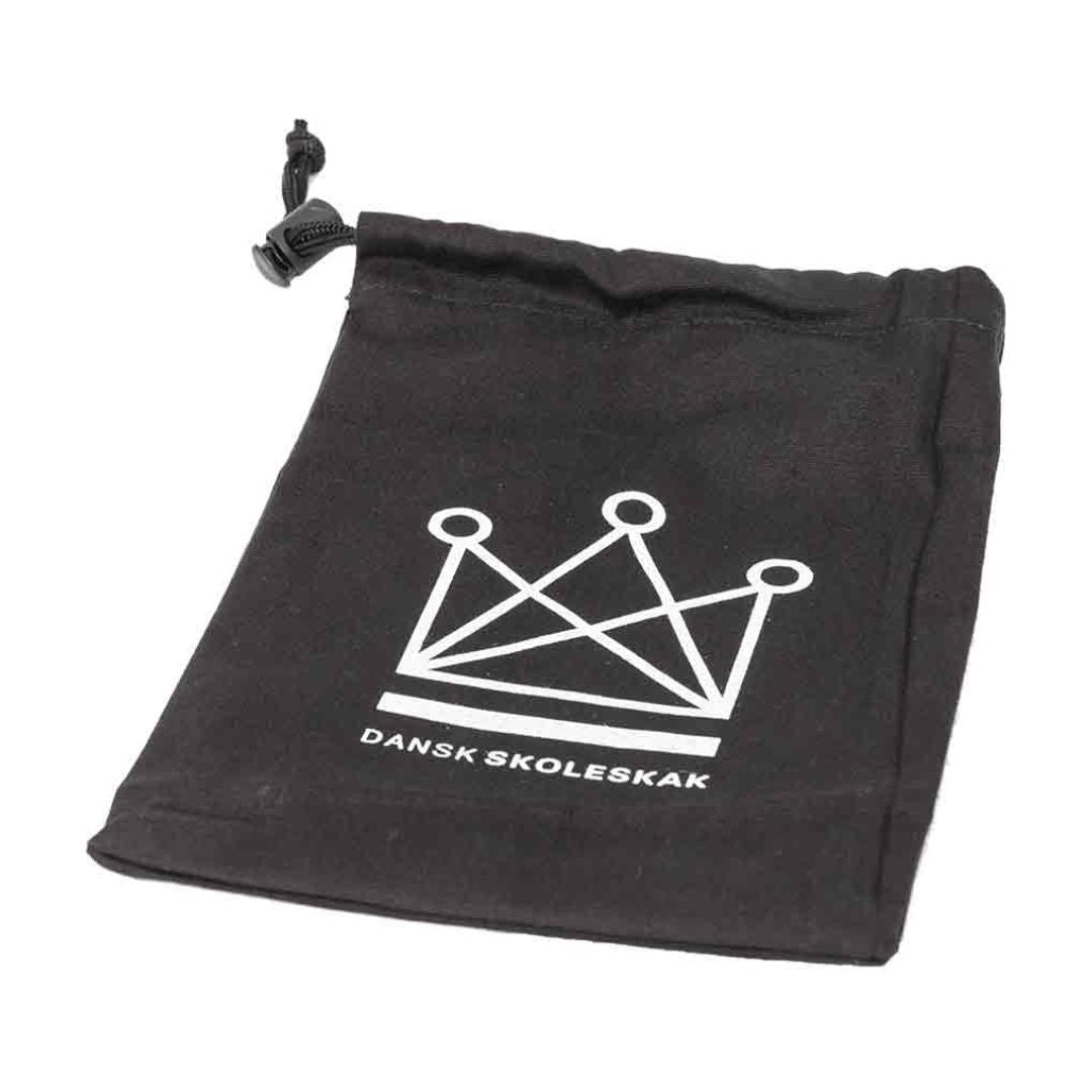 Sort brikpose til skakbrikker i alle størrelser med Dansk Skoleskaks logo