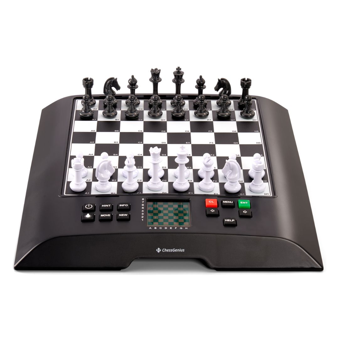 Chess genius skakcomputer i sort og hvid med notation på felterne til begynder skakspilleren