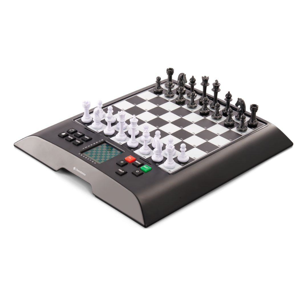 Millennium chess genius skakcomputer set fra sien mens computeren er slukket og brikkerne står i deres skak opstilling