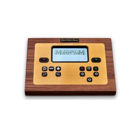 Nærbillede af "Chess Classics Element" kontrolmodulet til Millennium skakcomputeren. Modulet er udført i træ med en guldplade, LCD-display og knapper til menuvalg.