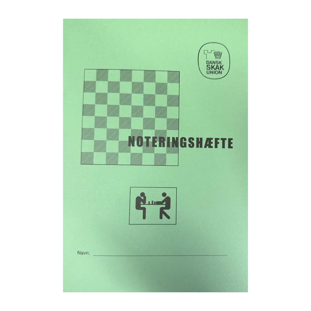 Grønt noteringshæfte fra Dansk Skak Union med et skakbræt uden brikker på forsiden og en lille firkantet tegning af to mænd, der spiller skak