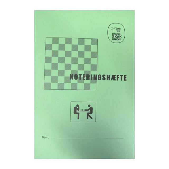 Grønt noteringshæfte fra Dansk Skak Union med et skakbræt uden brikker på forsiden og en lille firkantet tegning af to mænd, der spiller skak