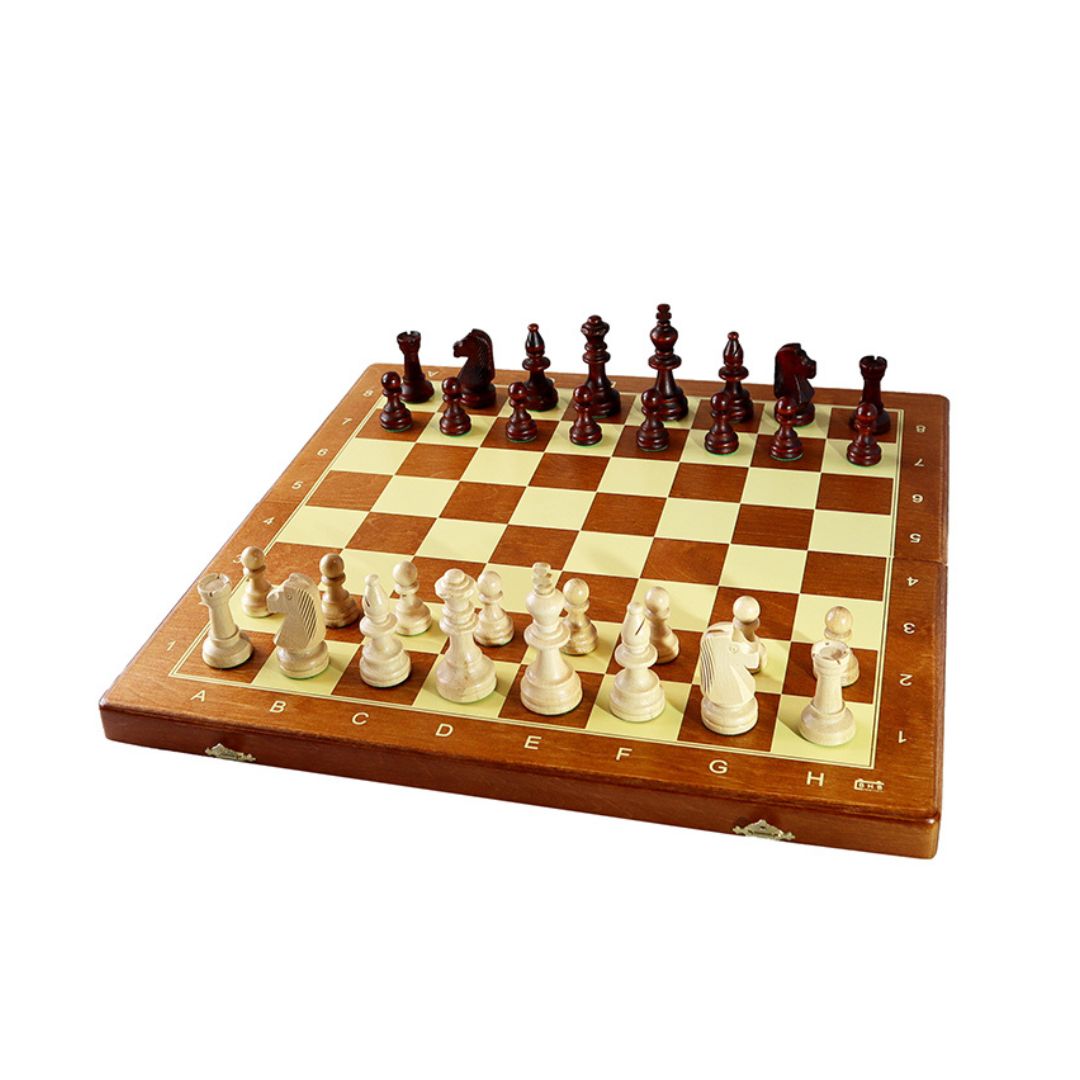 Sammenklappeligt skakspil i træ med notation og flotte skakbrikker, der kan opbevares inden i skakspillet