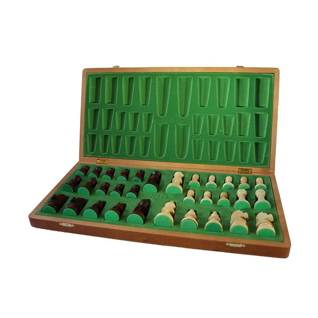 Skakbrikkerne kan opbevares i skakspillet, der kan klappes sammen. Alle brikker har sin egen plads i den grønne filt