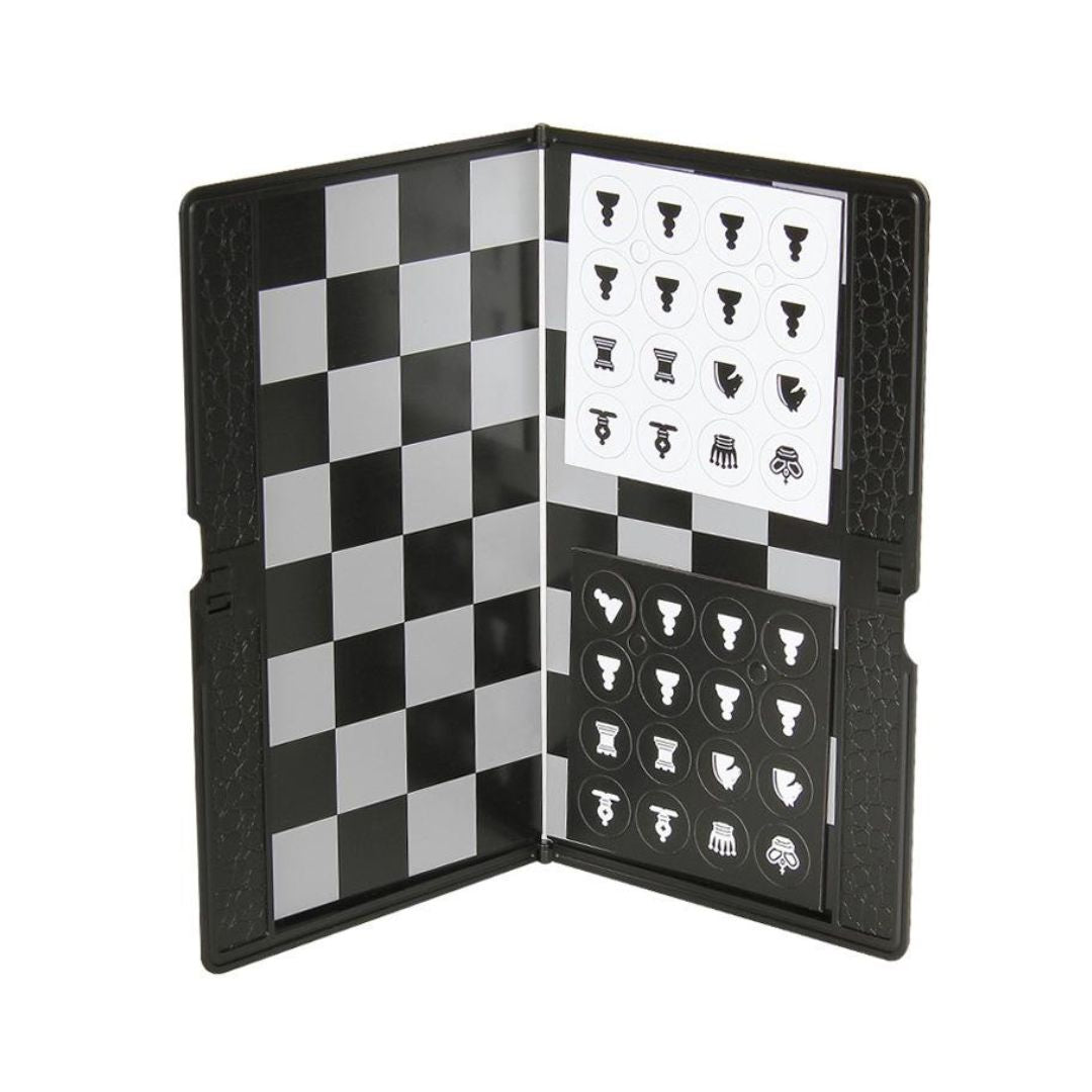 Lille magnetisk rejseskakspil der passer lige ned i lommen med brikkerne i deres holder på den ene siden af brættetm der er halvt klappet sammen