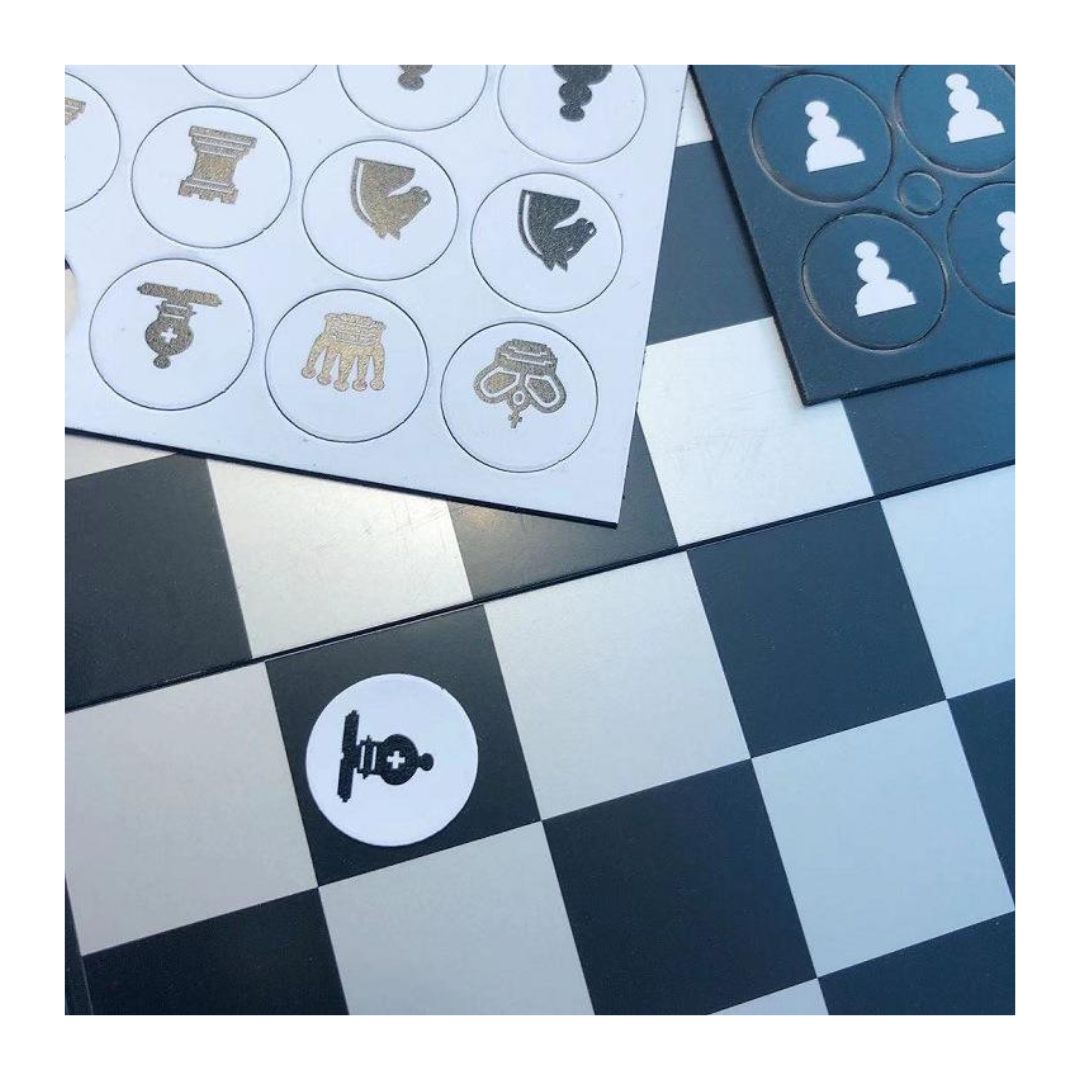 Zoom ind på lommeskakspil hvor en hvid løber er placeret på et sort felt