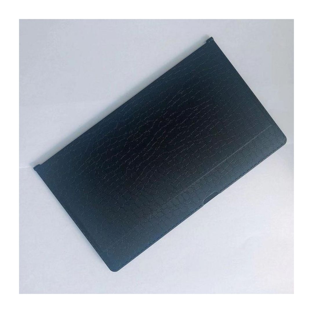 Lommeskakspil klappet sammen med ydersiden mod synsvinklen i sin mørke sorte farve og mål på 16 x 8 cm