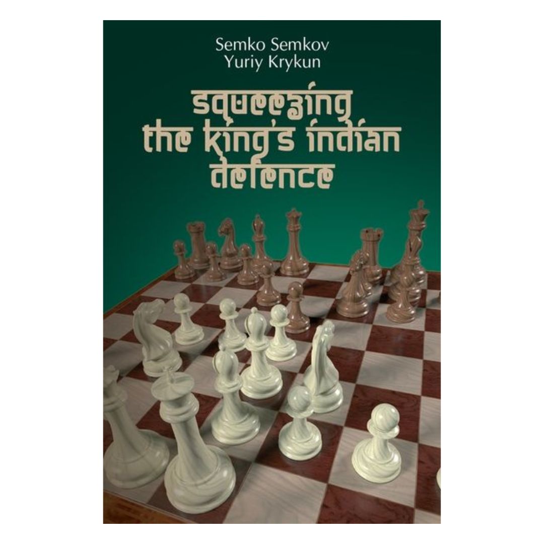 Forside af bogen "squeezing the King’s Indian Defence" med skakbræt og strategiske træk.