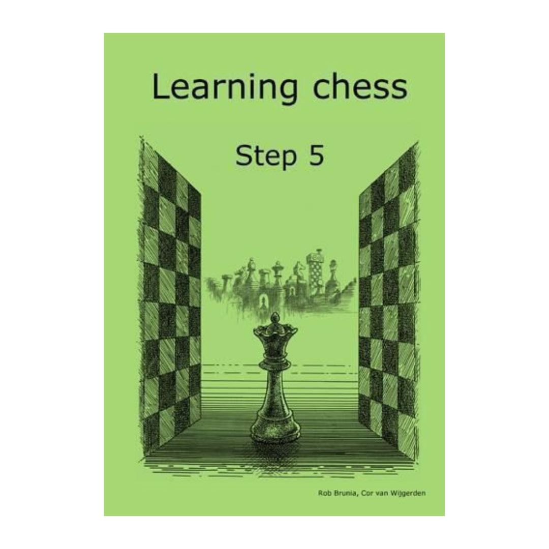 Den grønne workbook i learning chess step 5 serien har en flot dronning på forsiden, der er bog vej ind i en bug med mange skakfigurer