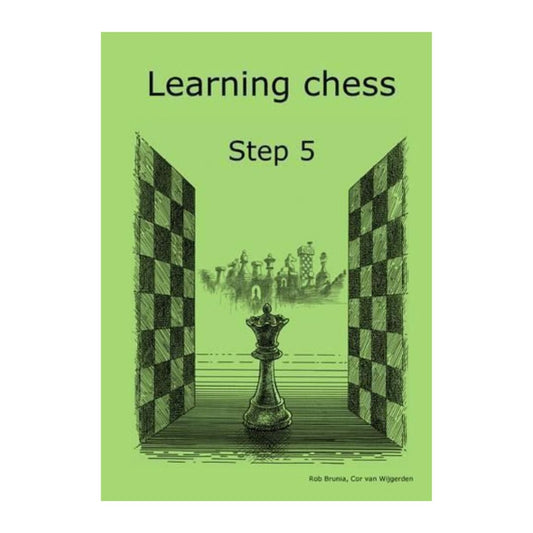 Den grønne workbook i learning chess step 5 serien har en flot dronning på forsiden, der er bog vej ind i en bug med mange skakfigurer