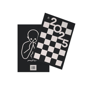 Forsiden og bagsiden hørende til skakkalenderen pocket chess 2025 på en hvid baggrund