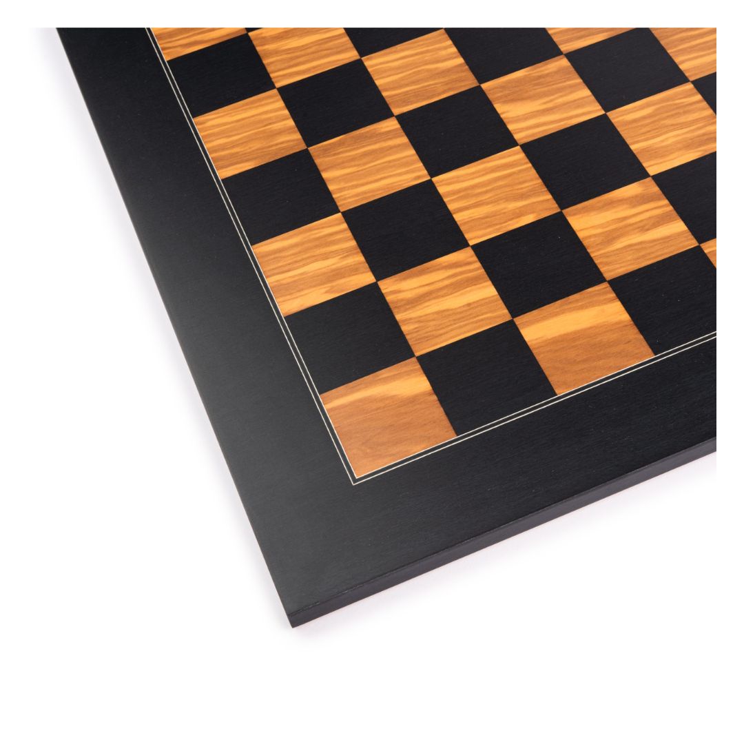 hjørnet af et sort skakbræt i oliventræ med flotte detaljer og en mat finish