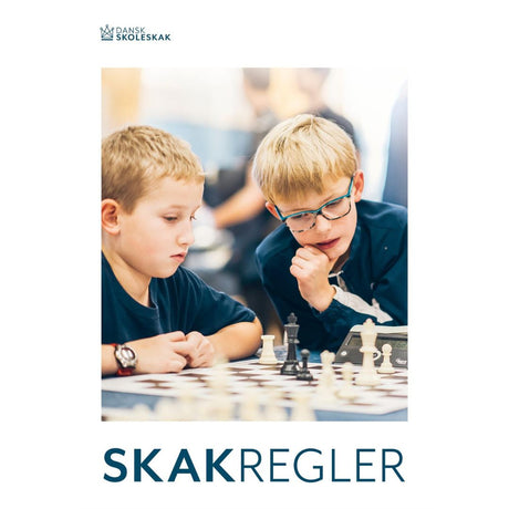 Forsiden af et hæfte med titlen 'SKAKREGLER' fra Dansk Skoleskak. Billedet viser to drenge, der er dybt koncentrerede over et igangværende skakparti med et skakur ved siden af brættet. Øverst ses Dansk Skoleskaks logo.