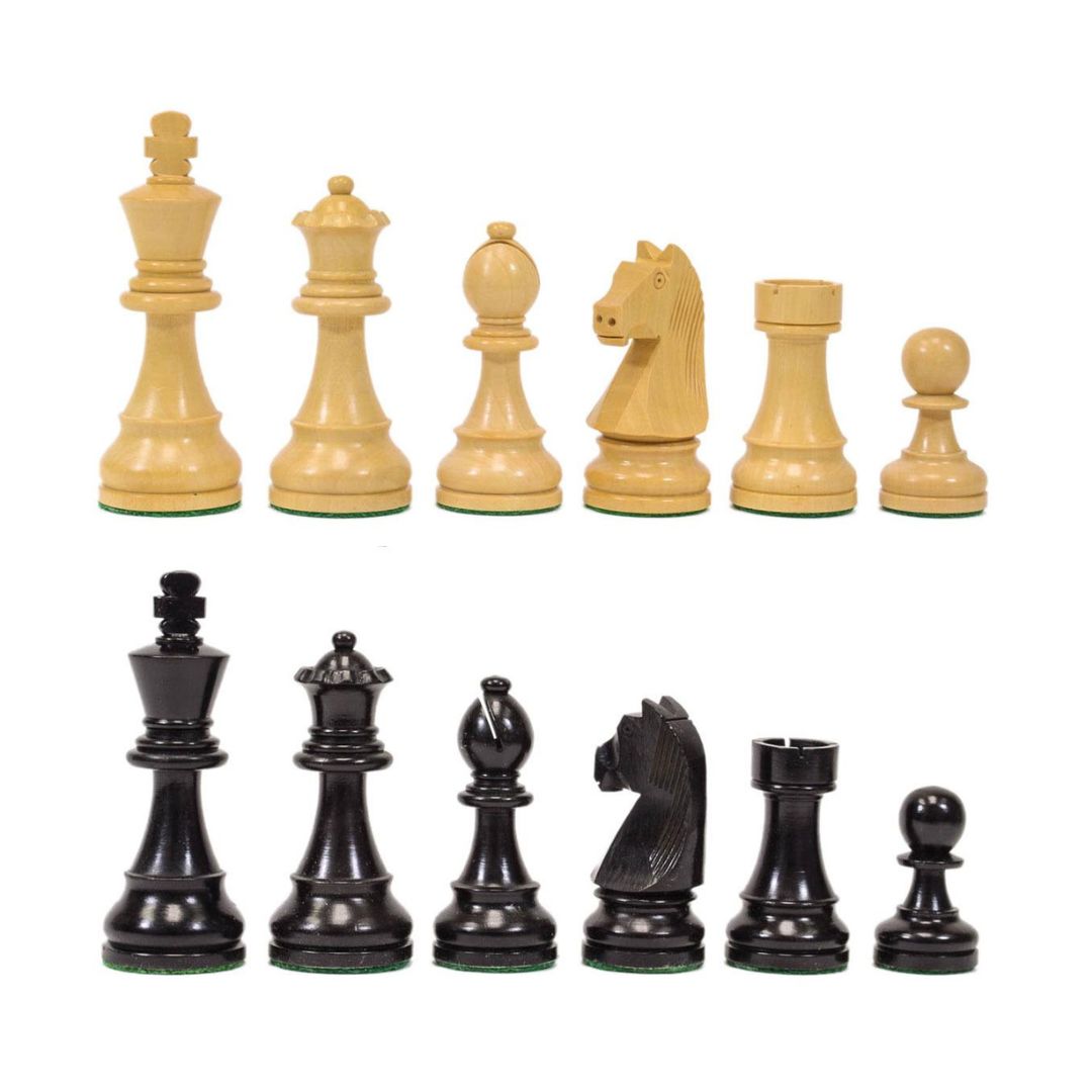 Sorte luksus skakbrikker i eboniseret træ med klassisk tysk springer og alle skakbrikkerne på billedet er håndlavet