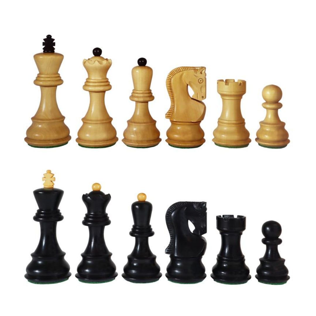 Queen's gambit skakbrikker der spilles med i sidste scene hvor beth harmon slår borgov. brikkerne er kendetegnet ved de farvede topper på brikkerne