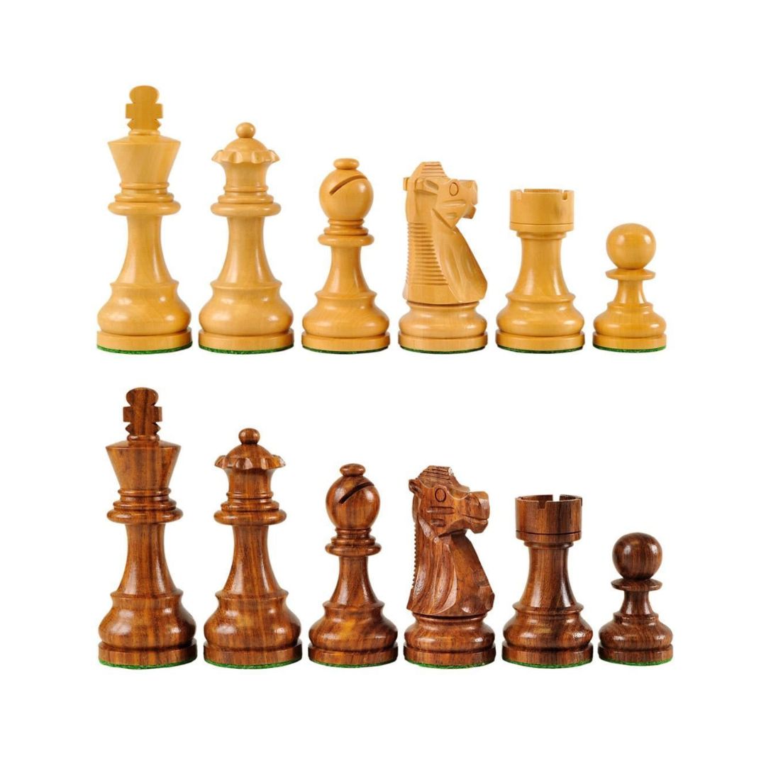 Flotte skakbrikker i staunton design i lyse og mørke træfarver og udformningen af samtlige skakbrikker