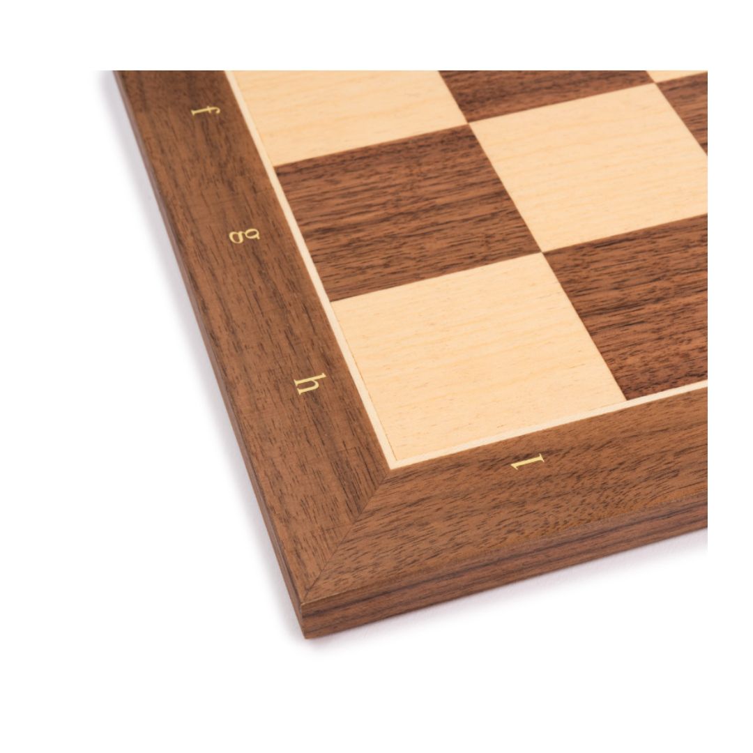 Et blik på detaljerne omkring hjørnet på det flotteste spanske skakbræt i valnød med officielle mål der passer til FIDE's standarder