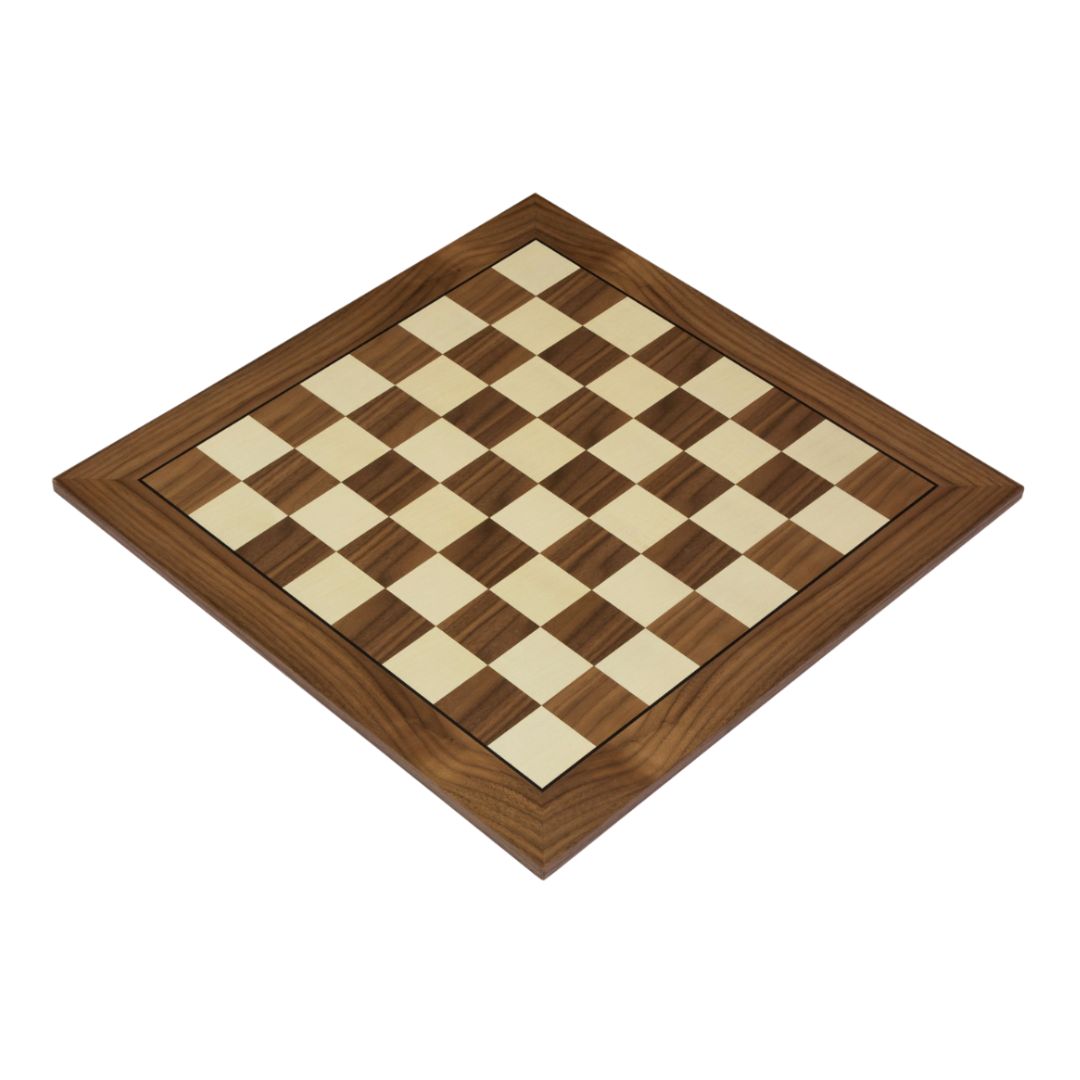 Skakbræt i valnød uden notation med to forskellige feltstørrelser og 50 mm og 55 mm felterstørrelser der er FIDE's officielle turneringsmål