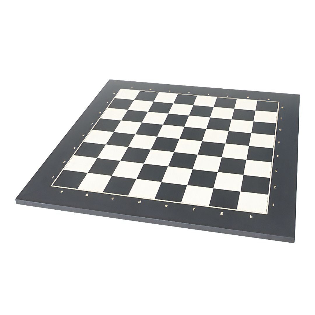 Sort luksus skakbræt med notation og tykke kanter, der med sin feltstørrelse på 55 mm opfylder FIDE's officielle mål