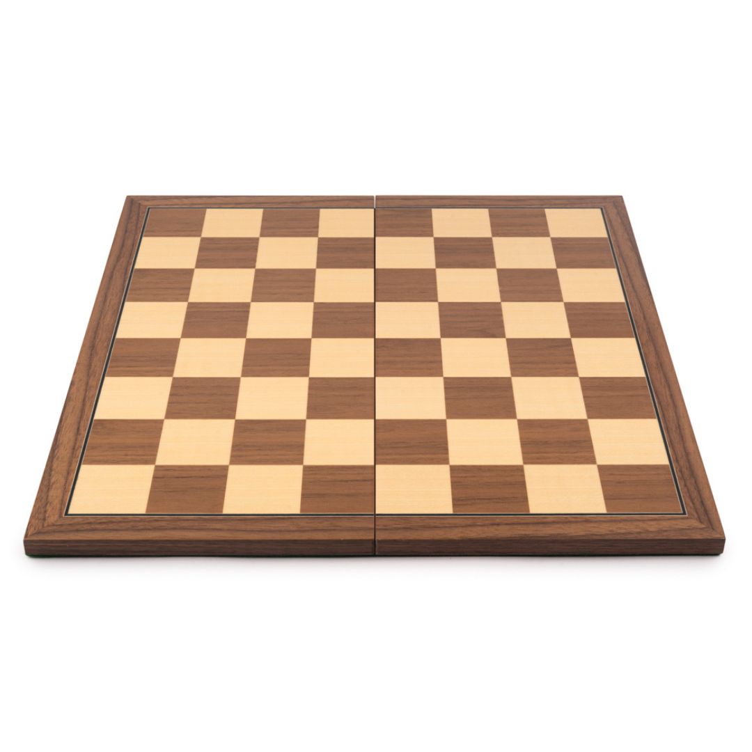 Skakbræt foldet ud uden notation med lyse og mørkebrune felter og en feltstørrelse på 50 mm