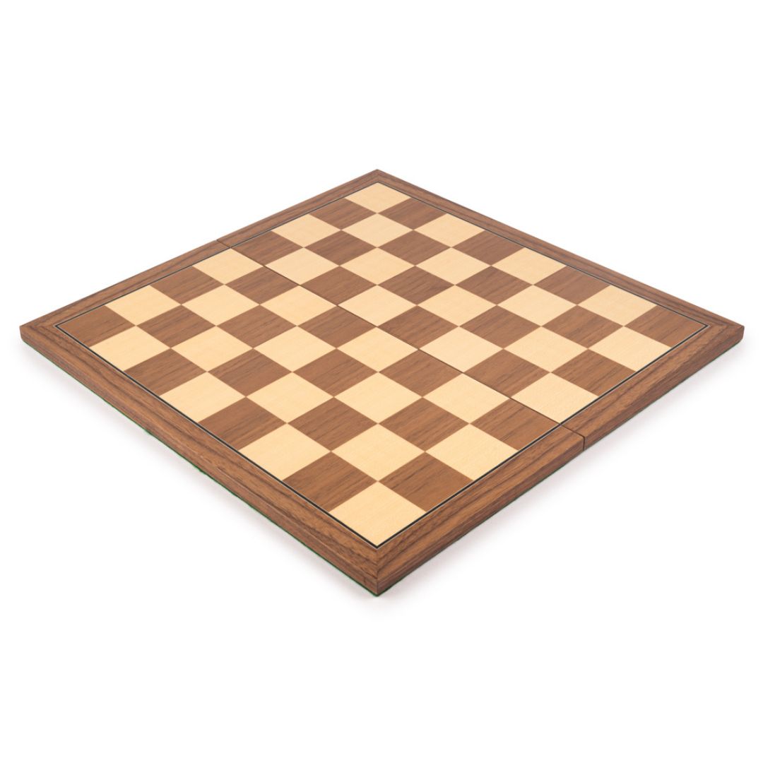 Skakbræt der ligger på skrå og er i høj kvalitet - et glimrende valg for skakspilleren, der har begrænset plads til opbevaring
