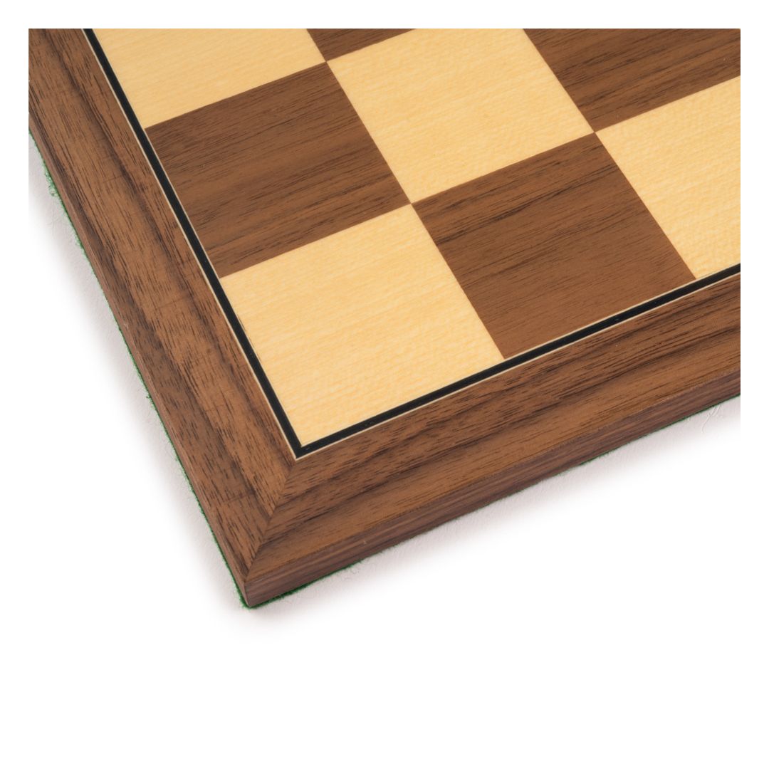 Spansk skakbræt i super god kvalitet og med grøn filt under brættet, så det ikke larmer og står super stabilt, når man spiller sin skakpartier