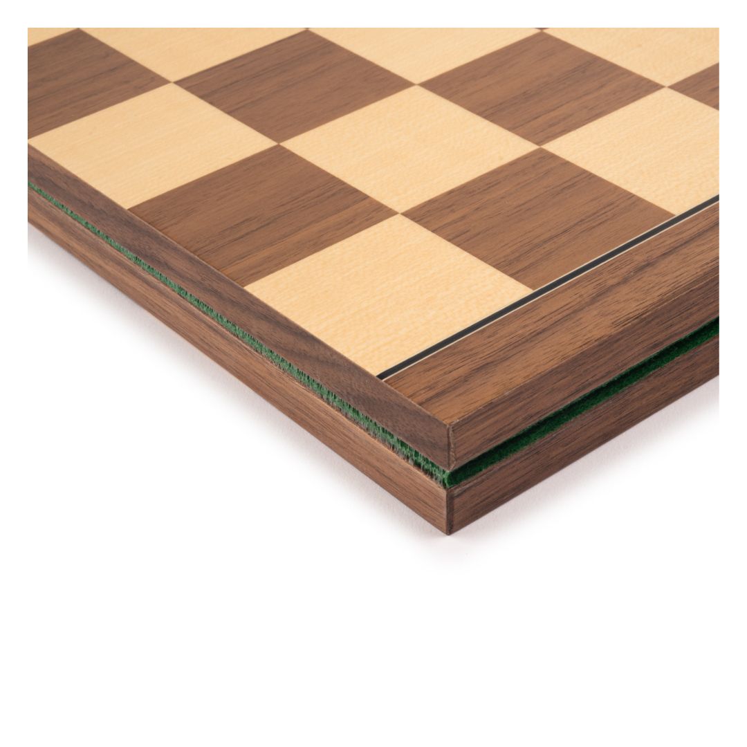 Når skakbrættet fra Spanien foldes sammen vil det efterlade et lille mellemrum mellem de to plader, som sikrer et helt stabilt spil, når det foldes ud