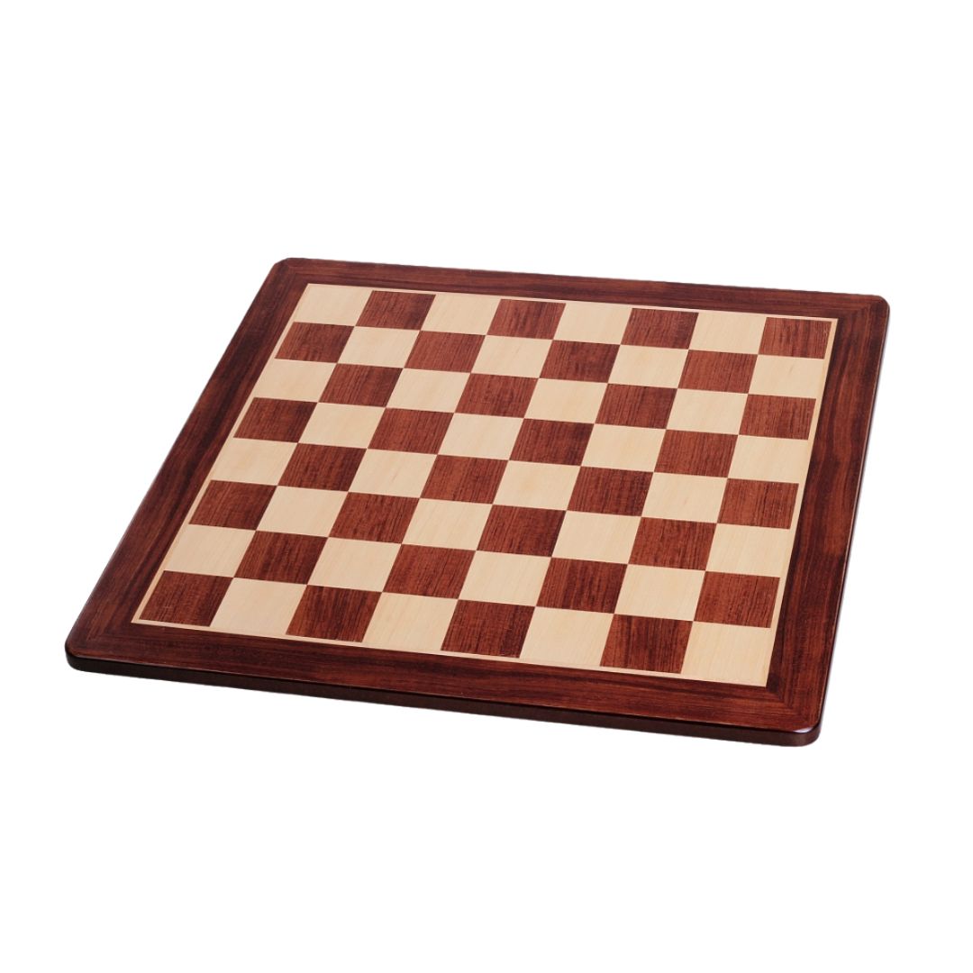 Professionelt skakbræt i padauk og ahorn med runde hjørner på en hvid baggrund til skakspilleren der ikke går på kompromis med kvalitet