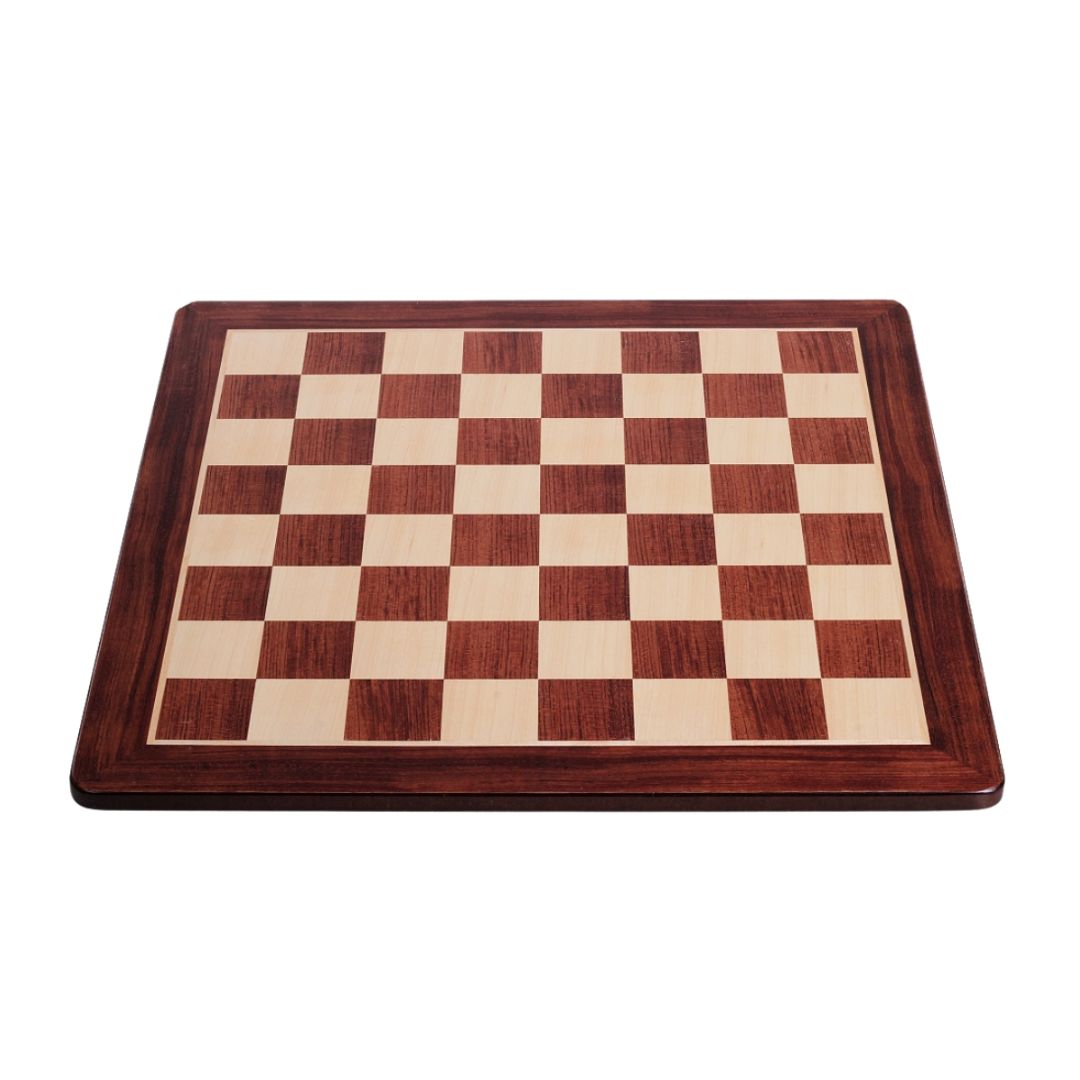 Skakbræt i træ med runde hjørner uden notation og skakbrikker til at spille på eller have stående på kaffebordet