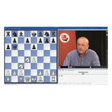 Andrew Martin sidder foran ChessBase logoet og kigger på et skakbræt med en stilling fra siciliansk forsvar i skakspillet