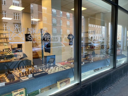 Skakshoppen.dk fysise butik i sølvgade 15 københavn med skakspil til udstilling i vinduet 