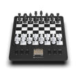 Millennium ChessChampion 2.0 elektronisk skakcomputer, set direkte forfra med alle brikker i startpositionen.