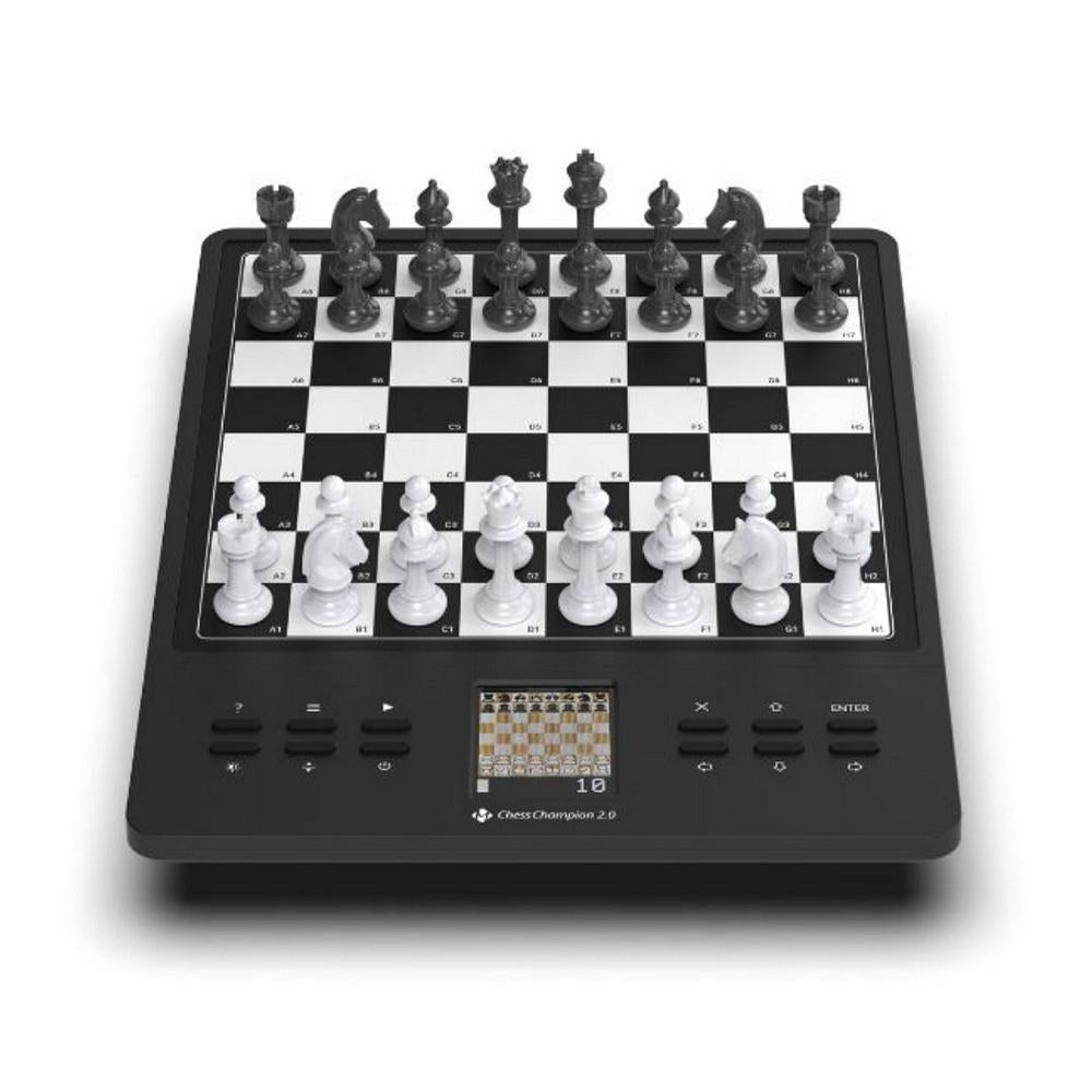 Millennium ChessChampion 2.0 elektronisk skakcomputer, set direkte forfra med alle brikker i startpositionen.