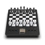 Millennium ChessChampion 2.0 elektronisk skakcomputer, set direkte forfra med alle brikker i startpositionen.