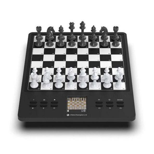 Millennium ChessChampion 2.0 elektronisk skakcomputer, set direkte forfra med alle brikker i startpositionen.