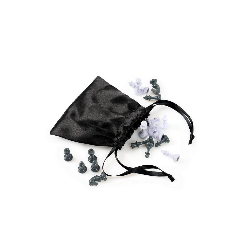 Den medfølgende sorte opbevaringspose i stof til skakbrikkerne, med hvide og grå brikker ved siden af.