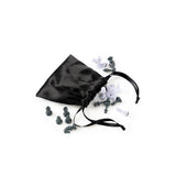 Den medfølgende sorte opbevaringspose i stof til skakbrikkerne, med hvide og grå brikker ved siden af.