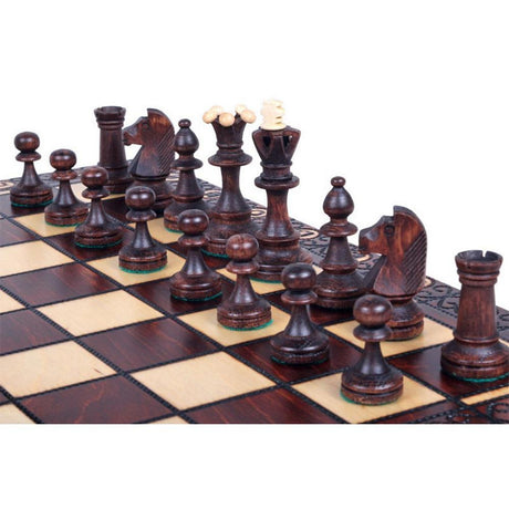 Nærbillede af mørke skakbrikker i træ på Senator skakbræt.