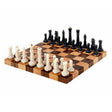 Nomad The Portable Chess Set fuldt opstillet på hvid baggrund. Eksklusivt transportabelt skakbræt i valnød og bøg med hvide og sorte brikker.