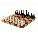Nomad The Portable Chess Set fuldt opstillet på hvid baggrund. Eksklusivt transportabelt skakbræt i valnød og bøg med hvide og sorte brikker.