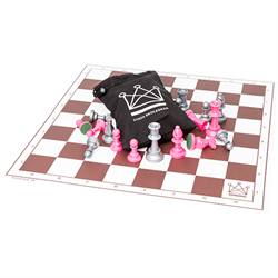 skakspil i plast med pink og sølv brikker med bomuldspose